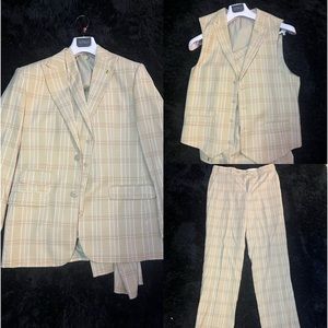 BUNDLE Mens Tan plad full suit with vest pants and blazer (40R 33W)